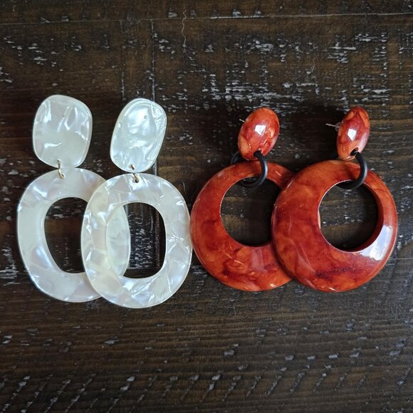 Vintage Lot of 2 Pairs Hoop Dangle Earrings Resin Mod Costume Retro White Red - Picture 1 of 5